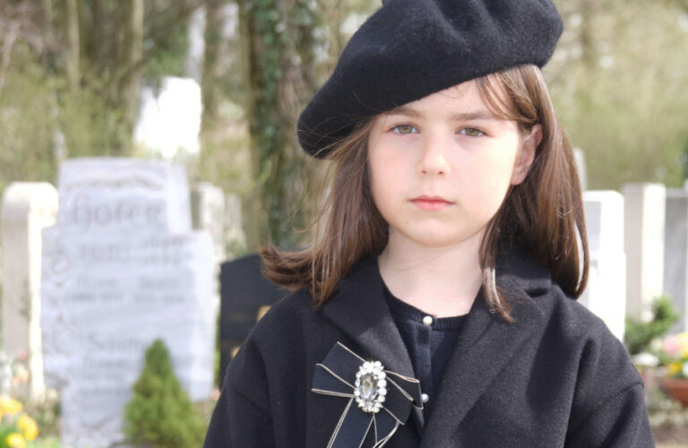 Müssen Kinder auf einer Beerdigung auch schwarz gekleidet sein? Trauerkleid Schwarze