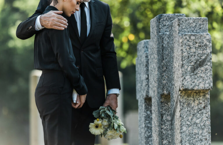Richtig angezogen auf einer Beerdigung Trauerkleid Schwarze Kleidung für die Beerdigung